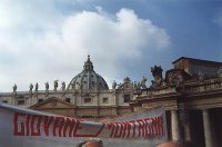 Lo stendardo della G.M.
innalzato dai pellegrini in
Piazza San Pietro il 17-10-1999
(6775 bytes)